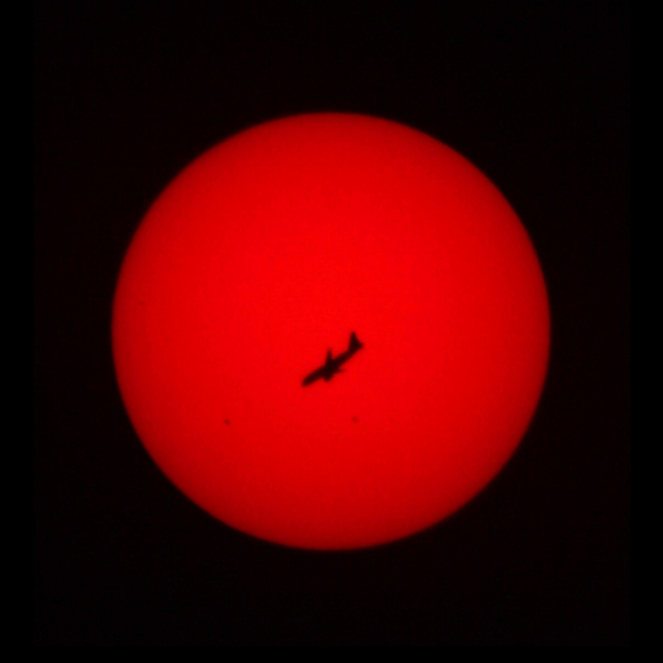 Sonne mit Flugzeug © 2022 by Tobias Wittmann · wittinobi